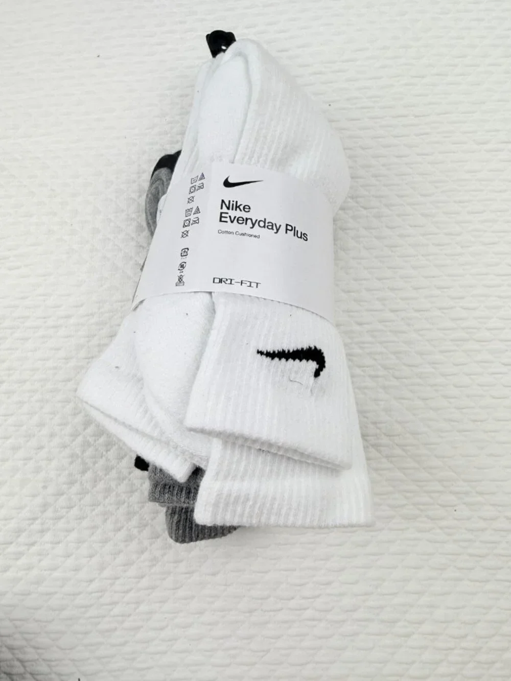 Nike 6 Pairs Everyday Cotton Cushioned Crew Socks  Mens Medium 6-8 (Yth 5Y-7Y)